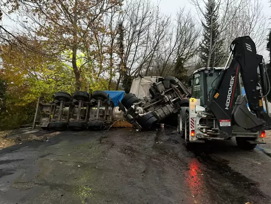 Balıkesir'de, park halindeki 4 araca çarpıp devrilen, sülfürik asit yüklü