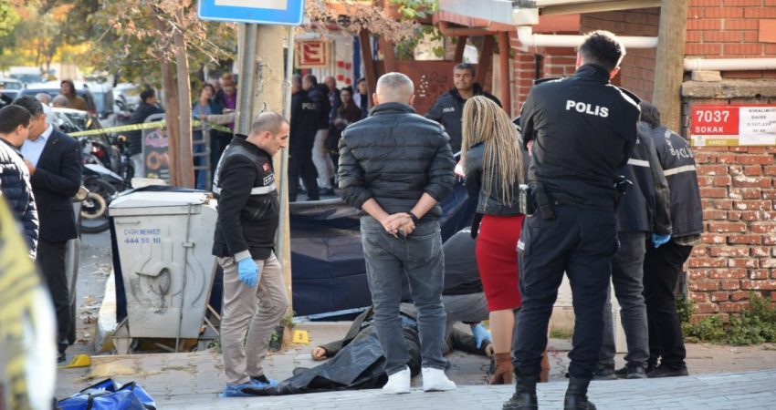 Balıkesir’de cinayet Balıkesir bir kişi aralarında husumet bulunan şahıs tarafından silahla vurularak