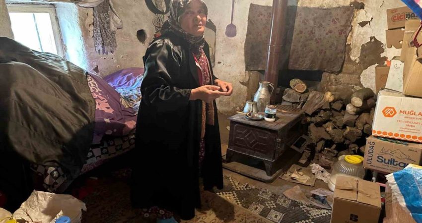 Tek göz evde yaşam mücadelesi Balıkesir’in Karesi ilçesinde konuşma ve duyma güçlüğü çeken yaşlı kadın,