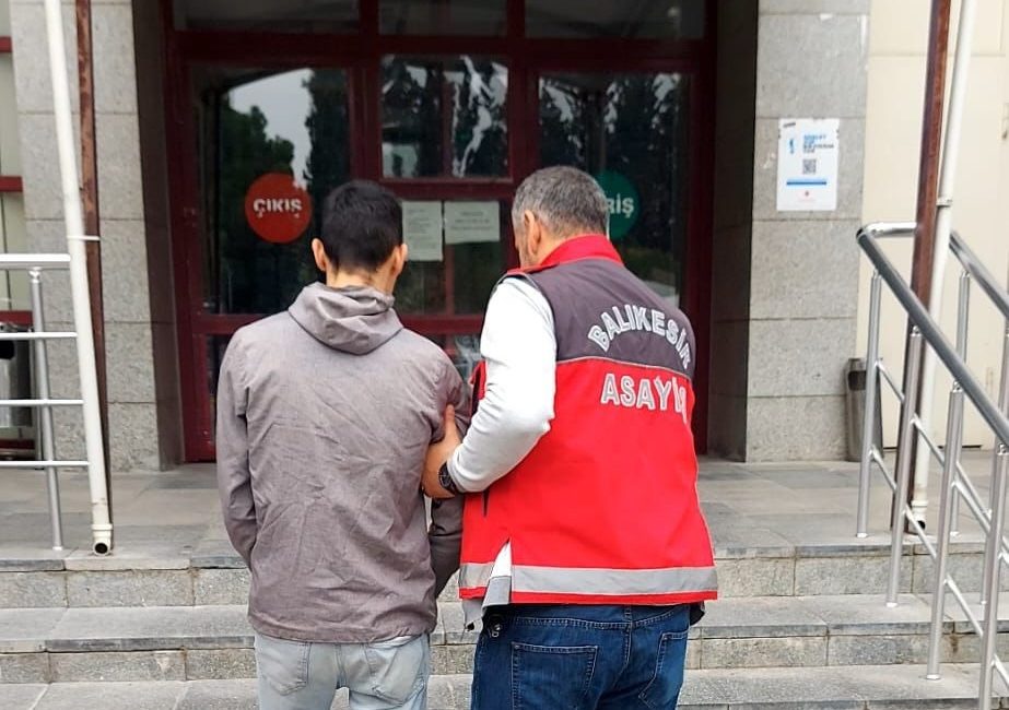 Balıkesir’de 26 şahıs tutuklandı Balıkesir’de polis ekipleri tarafından aranan şahıslara yönelik yapılan operasyonlarda 26