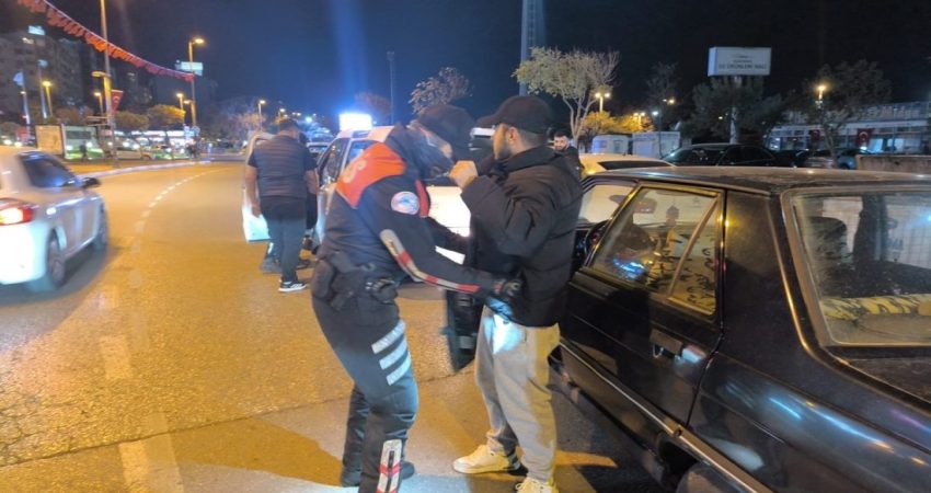 Balıkesir’de kapsamlı denetim Balıkesir'de polis ekipleri tarafından yapılan bir haftalık kapsamlı denetimlerde aranan