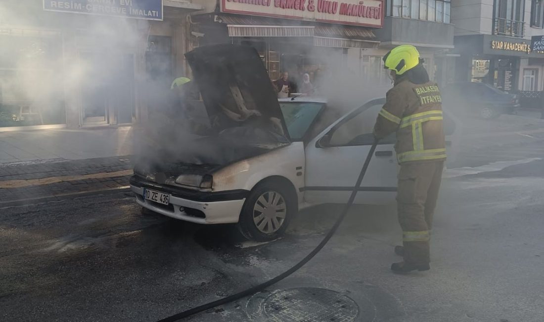 Trafik ışıklarında bekleyen otomobil bir anda alev aldı Balıkesir'in Bandırma ilçesinde ışıklarda bekleyen otomobilin motor kısmı bir anda