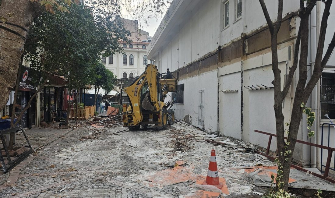 Bandırma’da istenmeyen yapının yıkımı başlandı Balıkesir'in Bandırma ilçesinde, Bandırma'nın simgelerinden biri olan Barış Manço Kültür