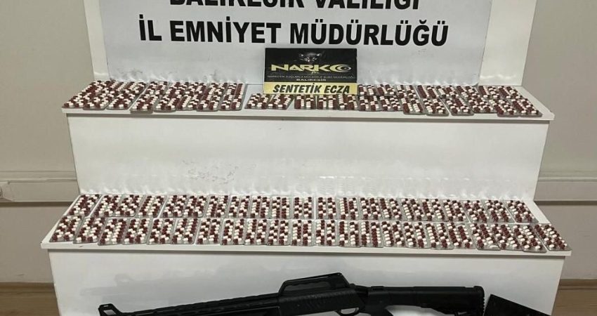 Balıkesir’de uyuşturucu operasyonu Balıkesir’de polis ekipleri tarafından yapılan uyuşturucu operasyonunda bin 151 sentetik