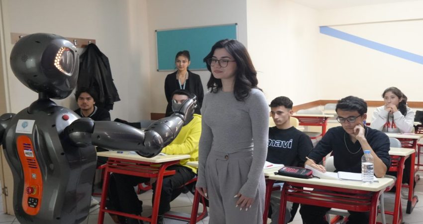 Balıkesir’de kurs öğrencilerine ders veren Ada Öğretmen, yapay zekalı insanımsı ilk öğretmen olarak tarihe geçti Günümüz dünyasında yapay zeka ve insansı robot teknolojisi hızla gelişirken,