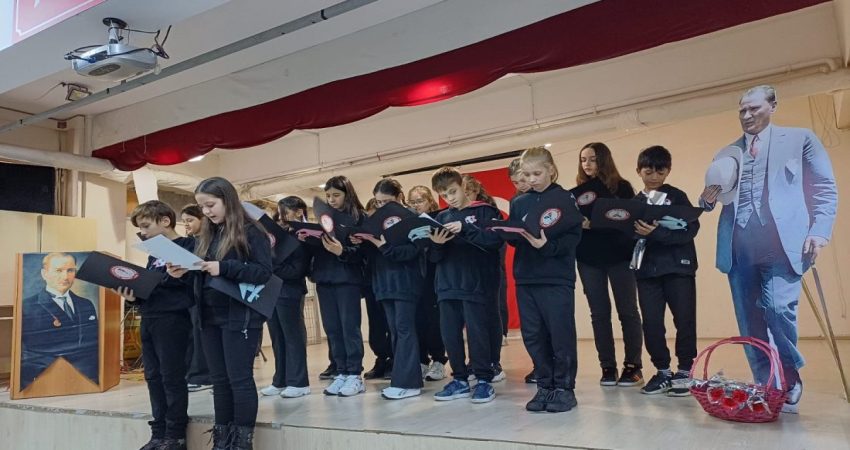 Balıkesir’in Bandırma ilçesinde Yaman Egeli Ortaokulu öğrencileri Atatürk'e duydukları özlemi