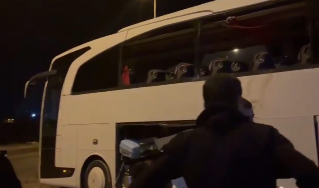 Bandırma’da otobüs ile kamyon çarpıştı Balıkesir’in Bandırma ilçesinde, Bandırma-Bursa Karayolu üzerindeki otogar ışıklarında meydana gelen