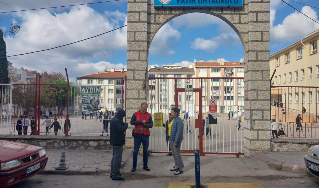 Bandırma Emniyet Müdürlüğü’nden Okul Güvenliğine Yönelik Denetim Bandırma Emniyet Müdürlüğü, Ekim ayında 135 umuma açık yer ve