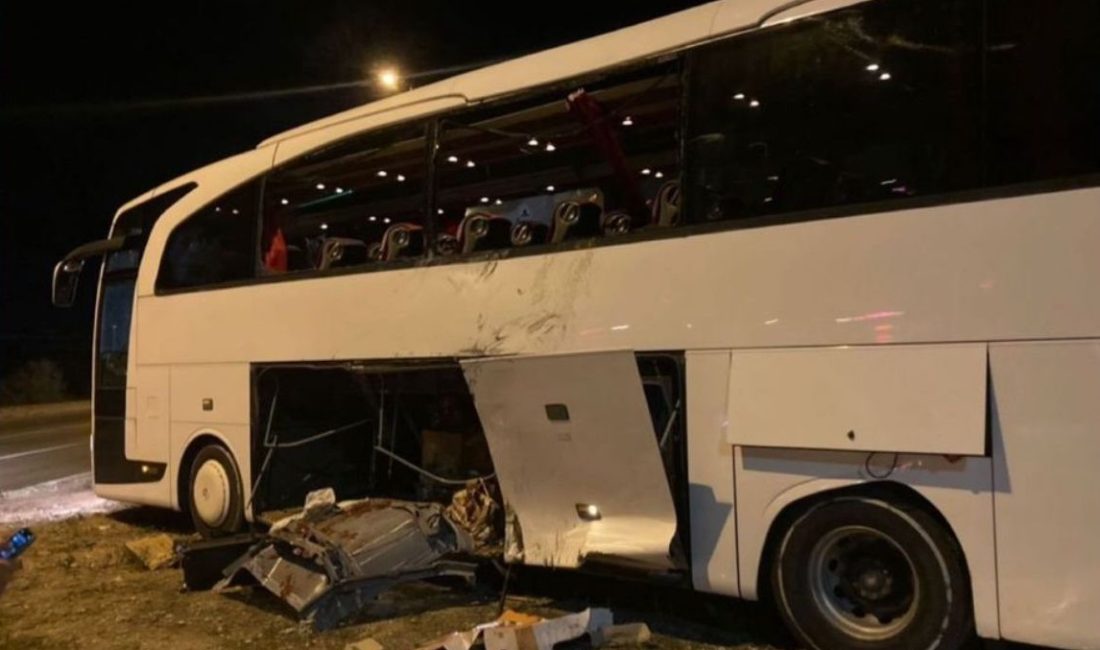 Bandırma Otogar Kavşağında Trafik Kazası: 14 Kişi Yaralandı Balıkesir'in Bandırma ilçesinde 9 Kasım 2024 tarihinde saat 01:20 sıralarında
