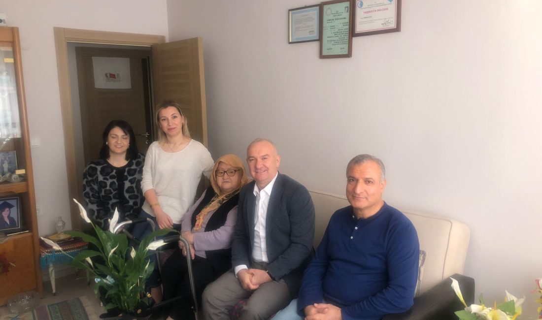 Şehit Öğretmen Mustafa Boz’un Annesine Anlamlı Ziyaret 24 Kasım Öğretmenler Günü, ülkemizde öğretmenlerin fedakarlıklarını anmak ve onların