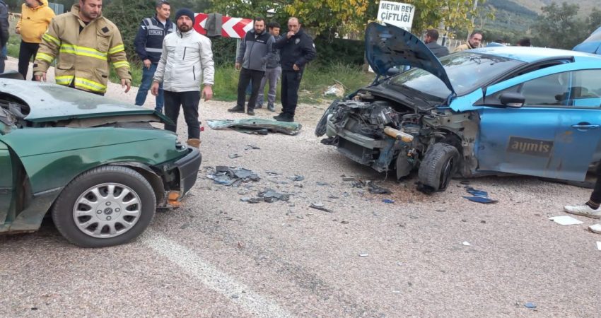 Erdek’te trafik kazası: 2 yaralı hastaneye kaldırıldı Balıkesir’in Erdek ilçesi Ocaklar Mahallesi Yolu üzeri, TOMA Deresi Mevkii'nde