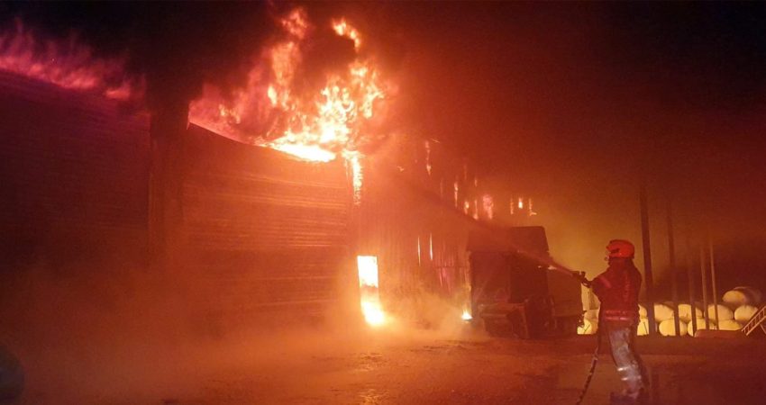 Susurluk’ta fabrika yangını, 8 araç ve 20 personel müdahale etti Bandırma yolu üzerinde bulunan bir yem fabrikasında sabaha karşı çıkan
