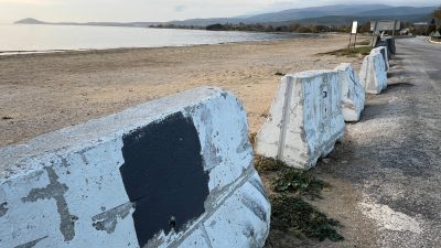 Başkan Burhan Karışık, altyapı eksikliği gerekçesiyle plajı kapattıklarını belirtse de,