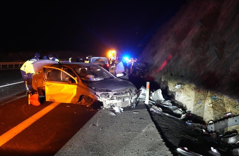 İstanbul-İzmir Otoyolu'nda dün gece bir kamyondan yola düşen tomrukların neden