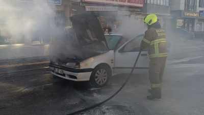 Balıkesir'in Bandırma ilçesinde ışıklarda bekleyen otomobilin motor kısmı bir anda