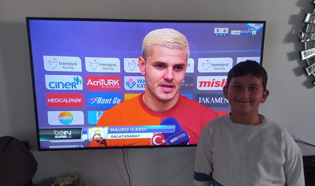 Galatasaray'ın yıldızlarını sahada ilk kez izlemek için babası ile birlikte
