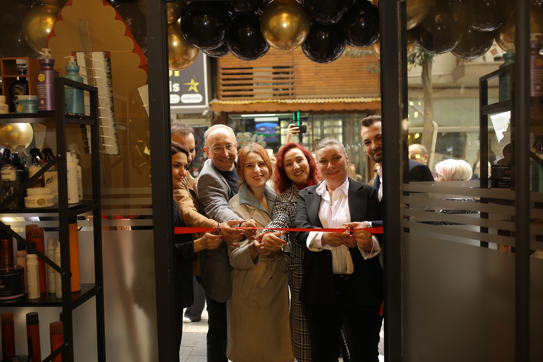 İhsaniye Mahallesi İstiklal Caddesi No: 47 adresinde kapılarını açan *Glowlife