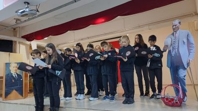 Balıkesir’in Bandırma ilçesinde Yaman Egeli Ortaokulu öğrencileri Atatürk'e duydukları özlemi