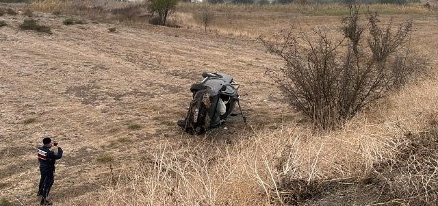 Otomobilin tarlaya uçtuğu kaza ucuz atlatıldı Balıkesir’in Kepsut ilçesinde otomobilin tarlaya uçtuğu kaza ucuz atlatıldı.