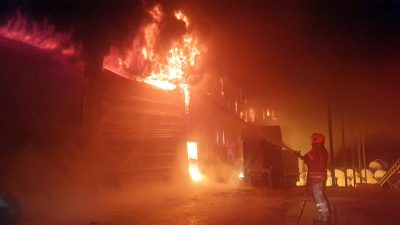 Bandırma yolu üzerinde bulunan bir yem fabrikasında sabaha karşı çıkan