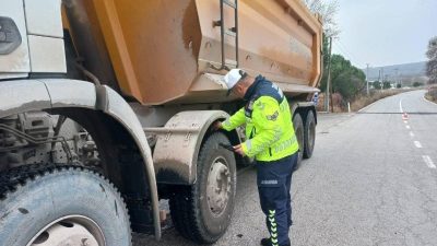 Balıkesir İl Jandarma Komutanlığı’na bağlı Trafik Jandarması, kış aylarında güvenli