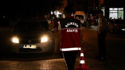 Balıkesir’de polis ekiplerince yapılan denetim ve operasyonlarda farklı suçlardan yakalanan
