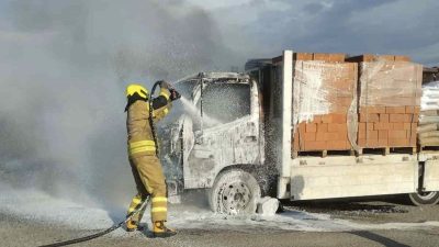 Balıkesir’in Susurluk ilçesinde seyir halindeki kamyon alev alev yandı.