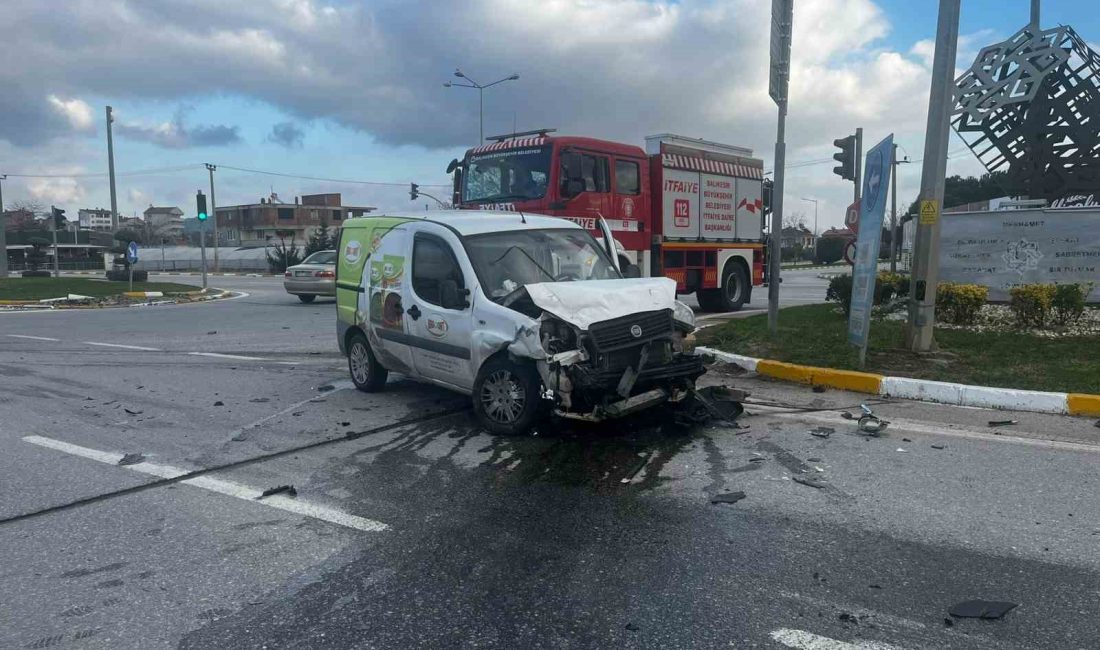 Balıkesir’in Karesi ilçesinde meydana gelen çift taraflı trafik kazasında araçlarda
