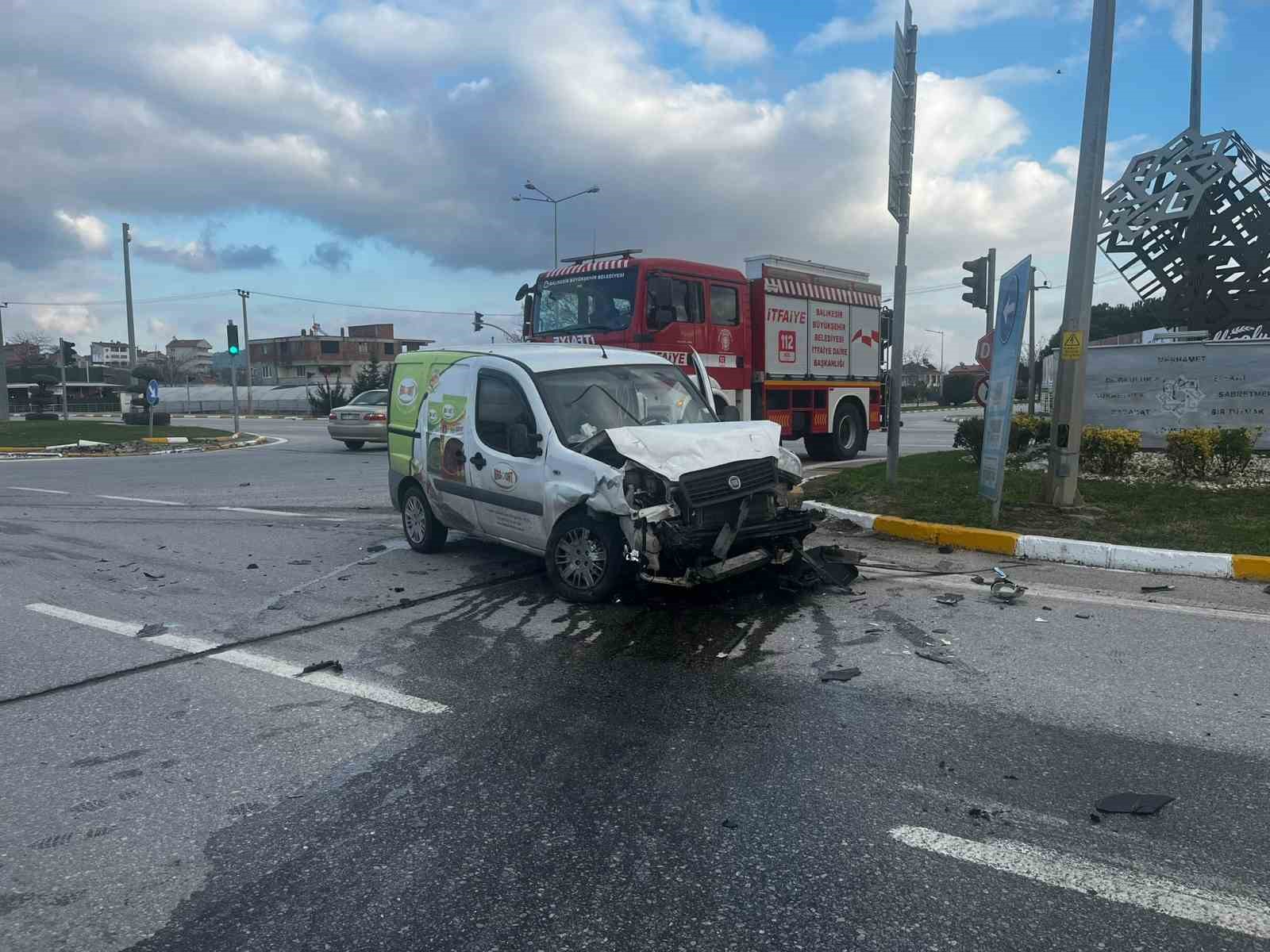 Balıkesir’in Karesi ilçesinde meydana gelen çift taraflı trafik kazasında araçlarda