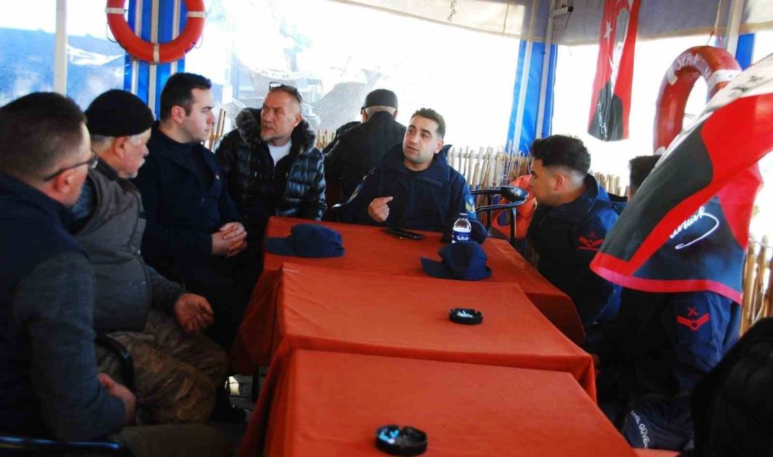 Balıkesir’in Erdek ilçesinde Erdek Sahil Güvenlik Komutanlığı personeli, balıkçılara teknelerdeki
