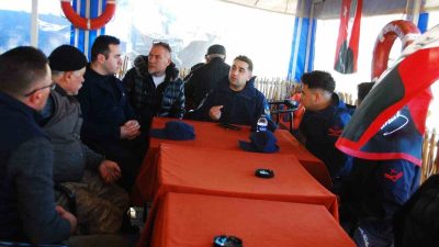 Balıkesir’in Erdek ilçesinde Erdek Sahil Güvenlik Komutanlığı personeli, balıkçılara teknelerdeki