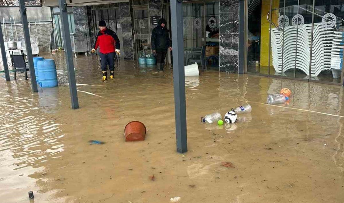 Balıkesir’in Erdek ilçesine bağlı Ocaklar Mahallesi, yoğun sağanak yağışların etkisiyle