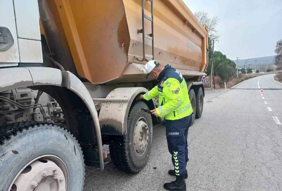 Balıkesir İl Jandarma Komutanlığı’na bağlı Trafik Jandarması, kış aylarında güvenli