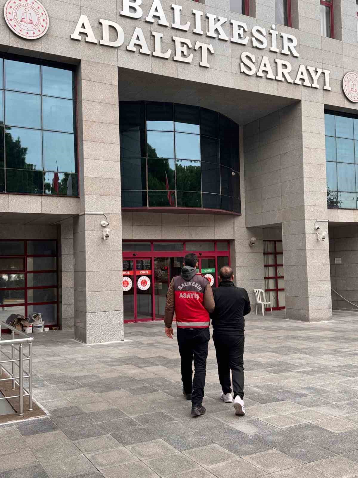 Balıkesir’de polis ekipleri tarafından aranan şahısların yakalanmasına yönelik yapılan eş