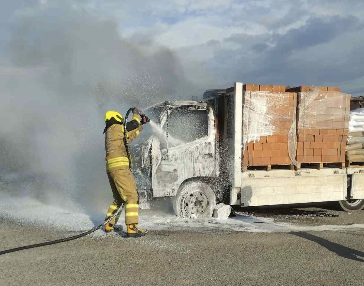 Balıkesir’in Susurluk ilçesinde seyir halindeki kamyon alev alev yandı.