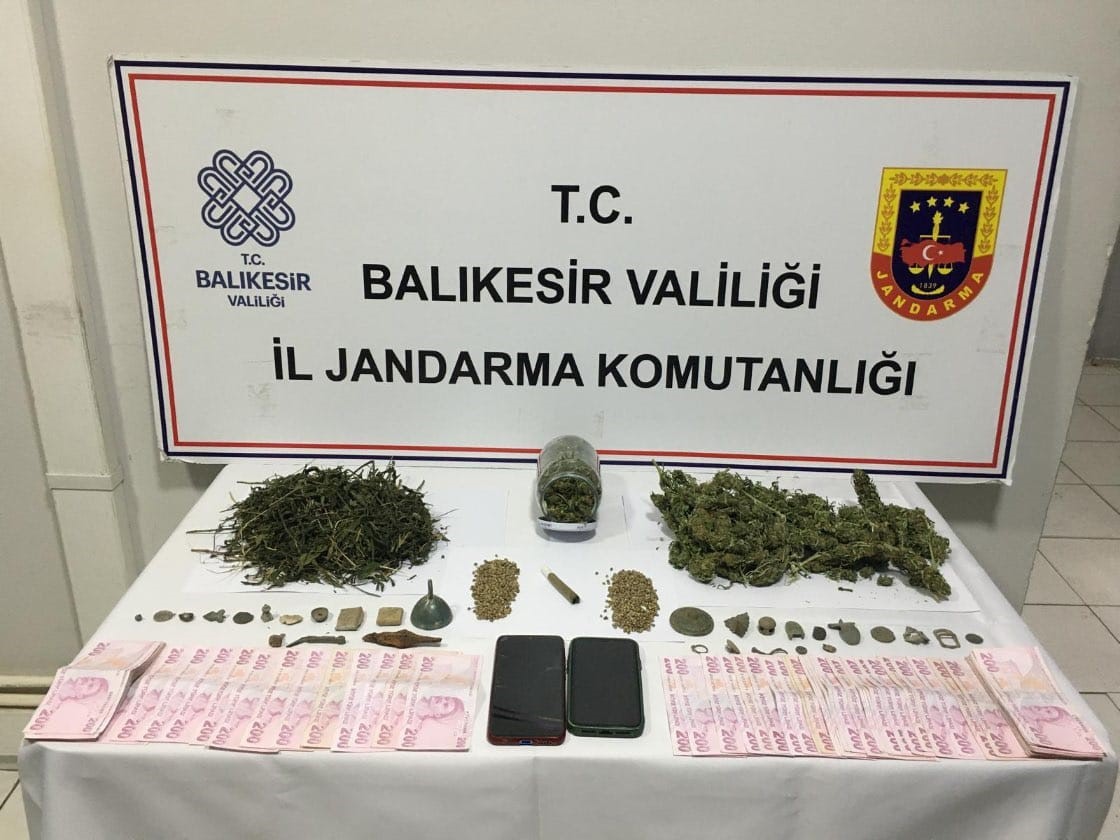 Balıkesir’de jandarma ekipleri 12 ilçede gerçekleştirdikleri uyuşturucu operasyonunda 4 bin