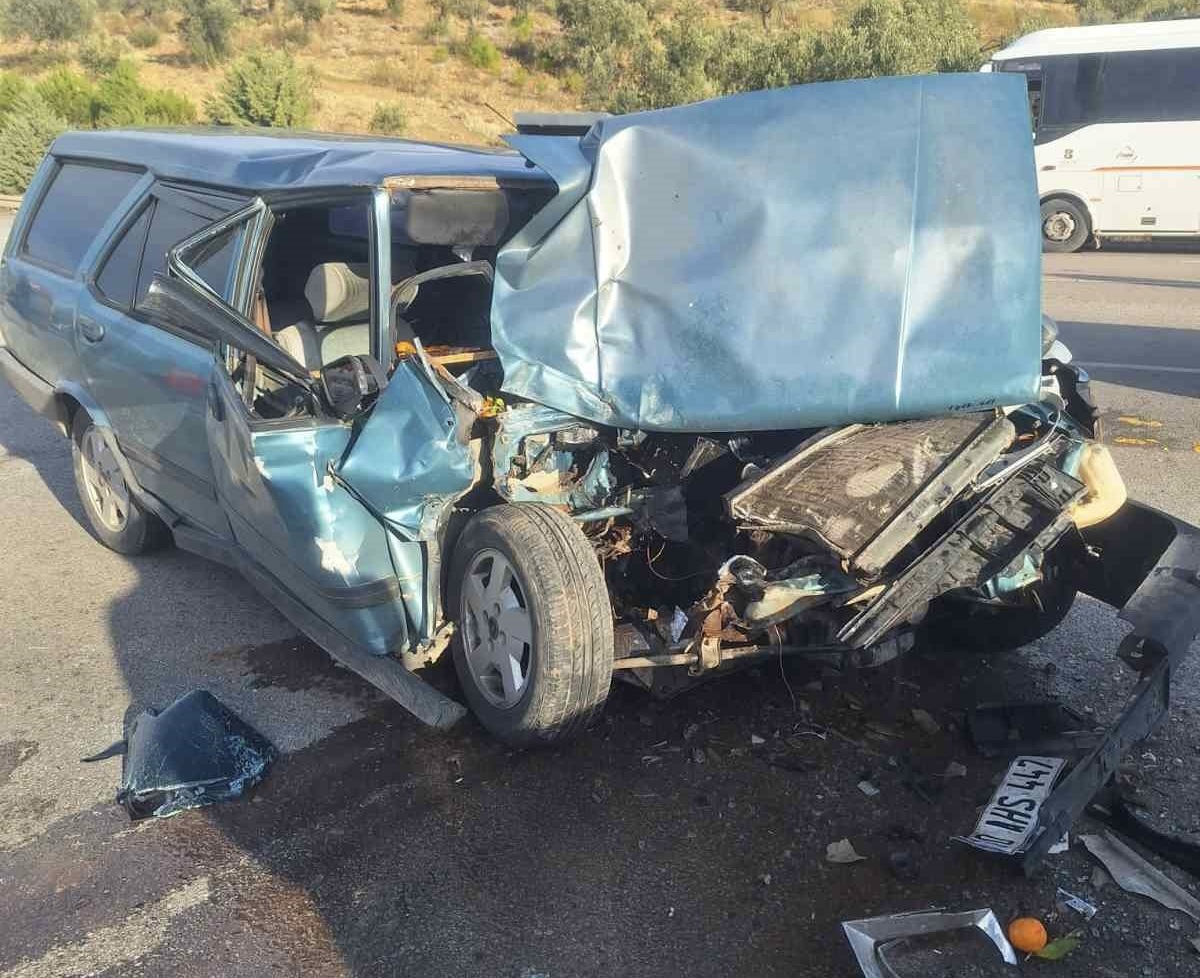 Balıkesir’in Gömeç ilçesinde Fiat Tofaş marka otomobil, çift kabin kamyonete