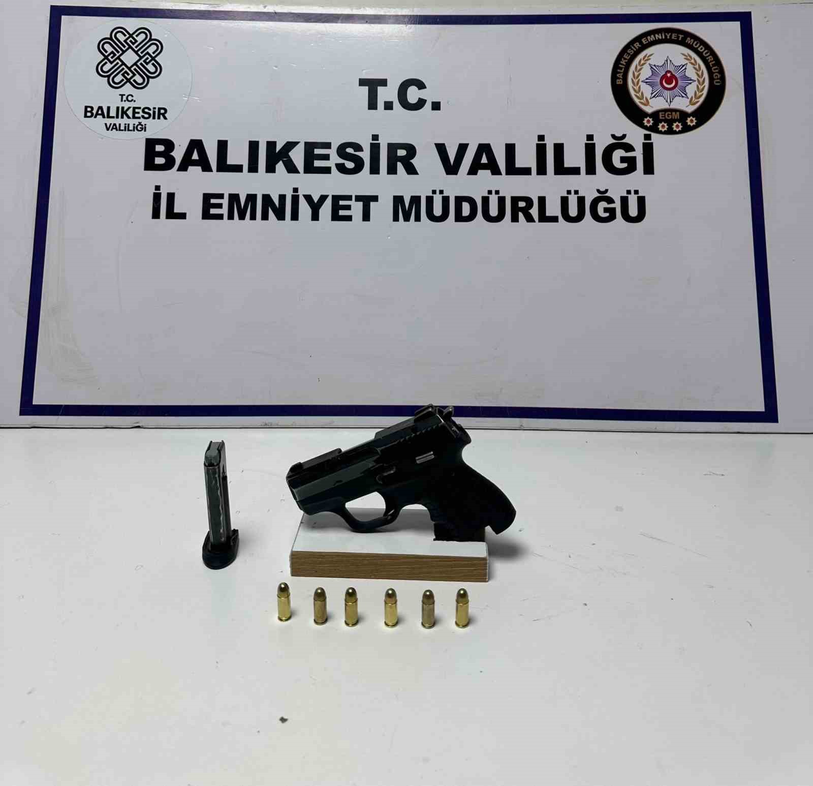 Balıkesir’in Ayvalık ilçesinde firari hükümlüyü yakalamak için polis kurye kılığına