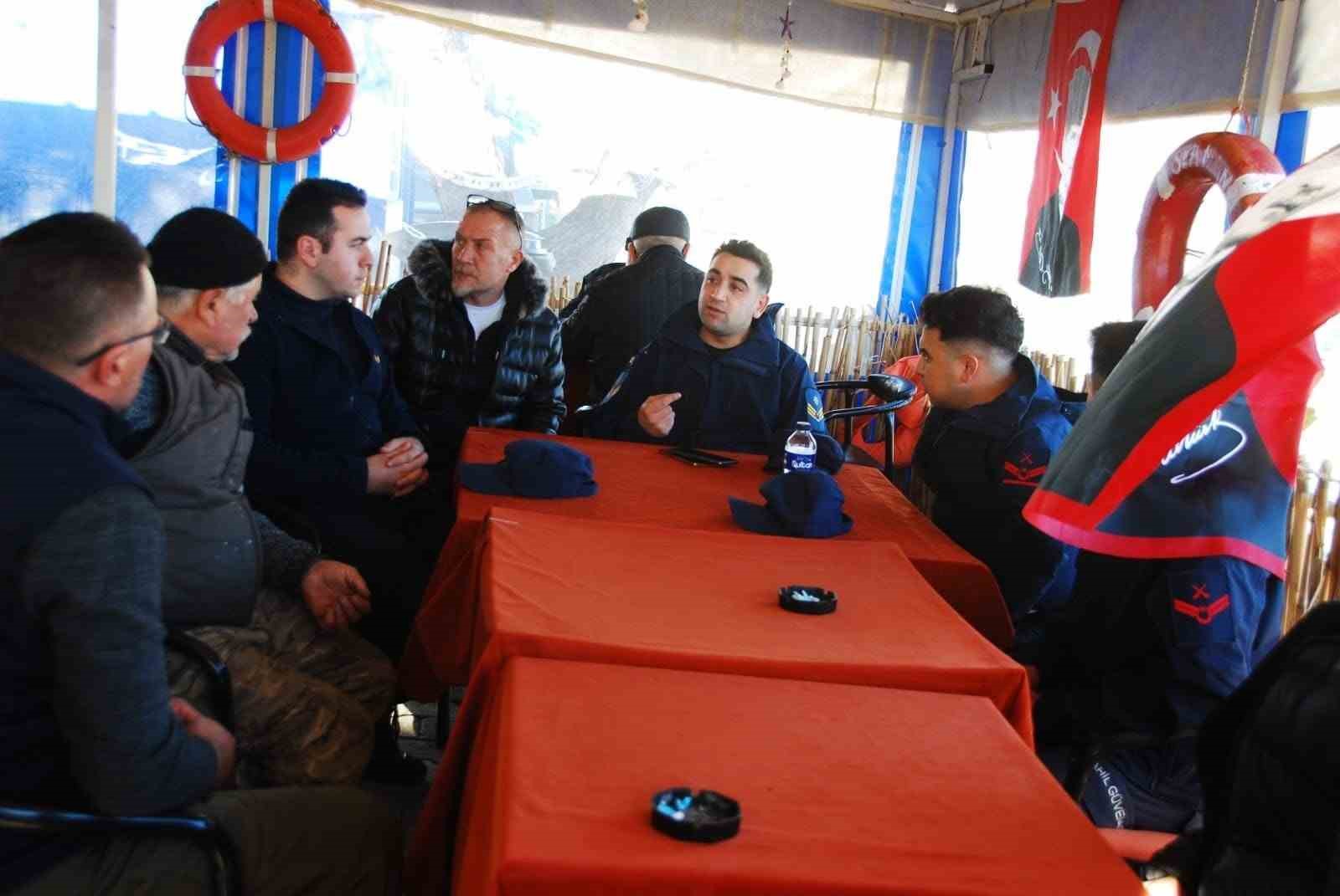 Balıkesir’in Erdek ilçesinde Erdek Sahil Güvenlik Komutanlığı personeli, balıkçılara teknelerdeki