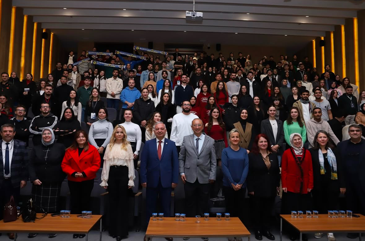 Bandırma Onyedi Eylül Üniversitesi'nde düzenlenen "Plastik Kapaktan Tekerlekli Sandalyeye Yolculuk"