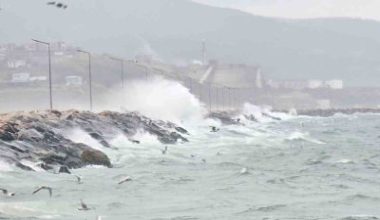 Balıkesir’in Bandırma ilçesinde iki gündür etkisini sürdüren fırtına ve sağanak
