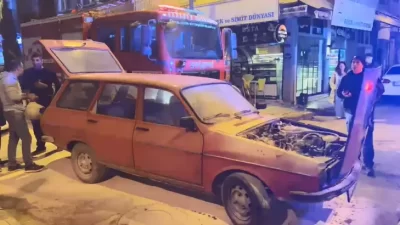 Balıkesir'in Erdek ilçesinde park halindeyken alev alan otomobil, itfaiye ekipleri