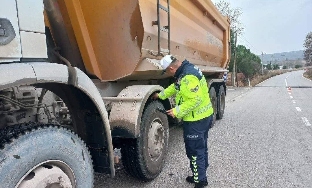 Balıkesir’de Kış Lastiği Denetimi: 50 Araca Ceza, 18 Araç Trafikten Men Edildi Balıkesir İl Jandarma Komutanlığı’na bağlı Trafik Jandarması, kış aylarında güvenli