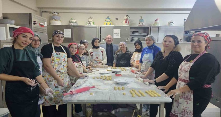 Bandırma’da geleceğin pasta ustaları yetişiyor Balıkesir’in Bandırma ilçesinde Bandırma Halk Eğitimi Merkezi, geleneksel Türk mutfağının