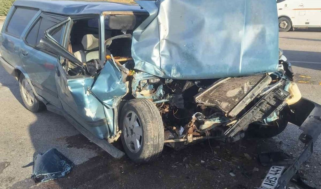 Balıkesir’in Gömeç ilçesinde Fiat Tofaş marka otomobil, çift kabin kamyonete
