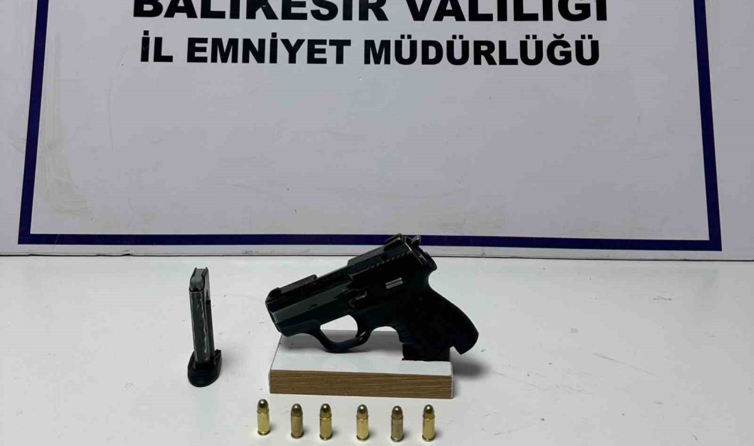Polis, firari hükümlüyü kurye kılığına girerek yakaladı Balıkesir’in Ayvalık ilçesinde firari hükümlüyü yakalamak için polis kurye kılığına