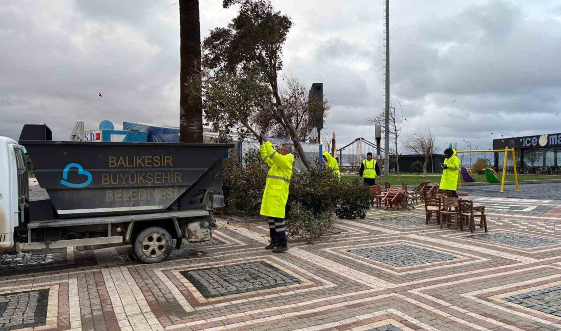 Bandırma ve Erdek’i fırtına vurdu: Çatılar uçtu, ağaçlar devrildi Balıkesir’in Bandırma ve Erdek ilçelerinde dün akşam saatlerinde etkili olan