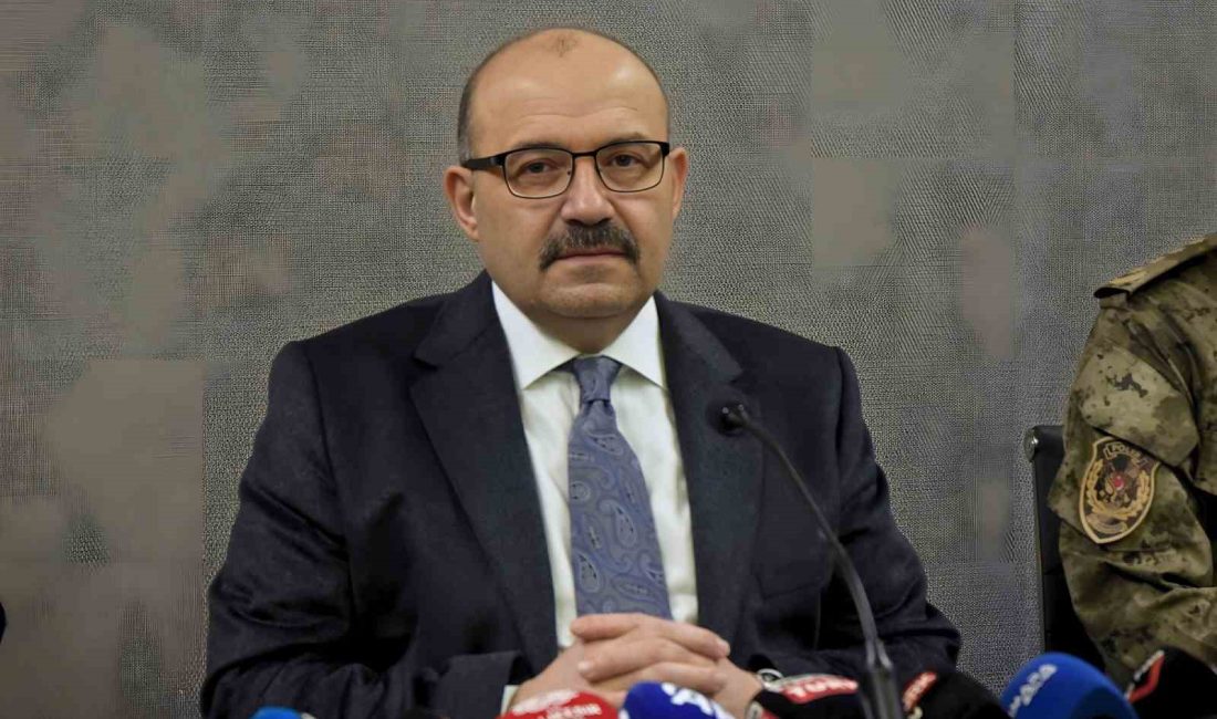 Vali İsmail Ustaoğlu: “Görev başında olacağız” Balıkesir Valisi İsmail Ustaoğlu, Balıkesir’de vatandaşların güven içerisinde yeni yıl