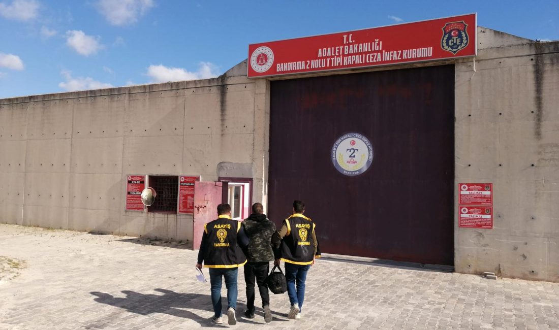 Bandırma’da Film Gibi Operasyon: Dövme Randevusunda Yakalandı Balıkesir’in Bandırma ilçesinde, İlçe Emniyet Müdürlüğü ekipleri tarafından gerçekleştirilen operasyonla,