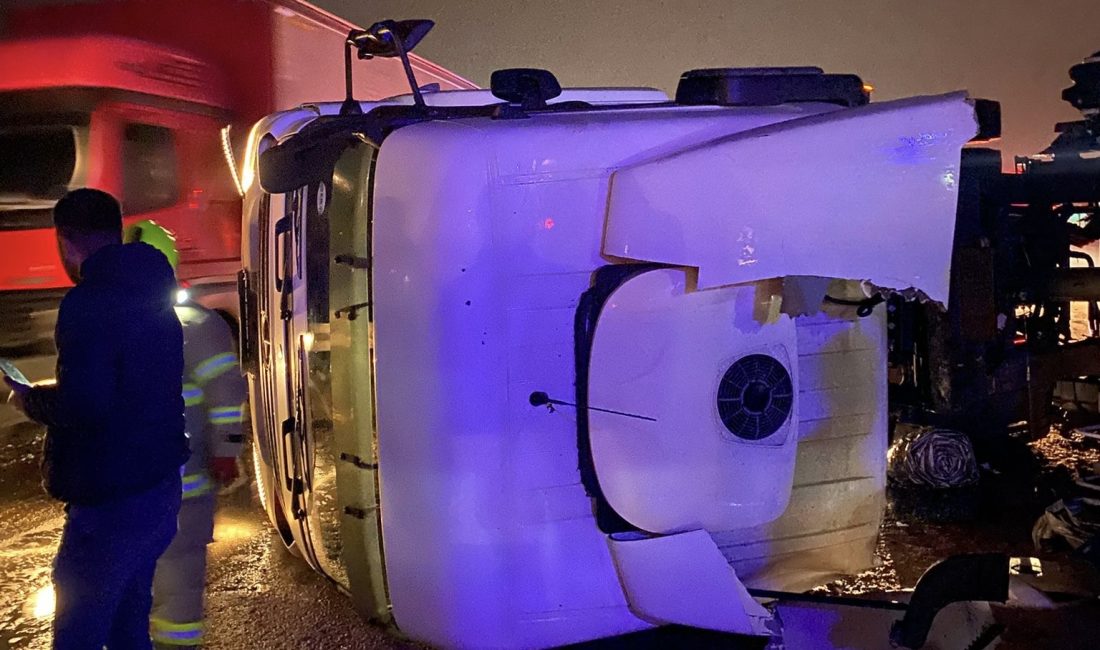 Susurluk’ta Tır yan yattı: Sürücü hastaneye kaldırıldı Balıkesir’in Susurluk ilçesinde meydana gelen trafik kazasında, direksiyon hakimiyetini kaybeden